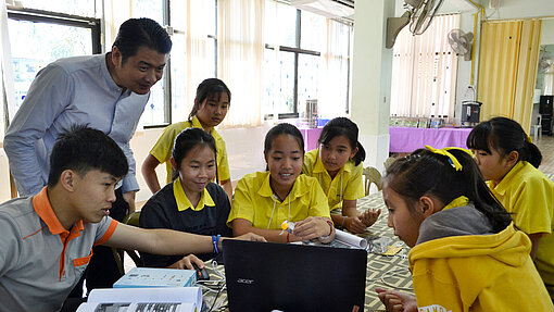 Vermittlung grundlegender Computer- und Sprachkenntnisse Vermittlung grundlegender Computer- und Sprachkenntnisse