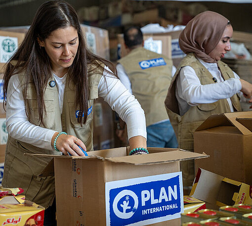 Plan Mitarbeiterin bereitet ein Lebensmittel-Paket für den Versand nach Gaza vor