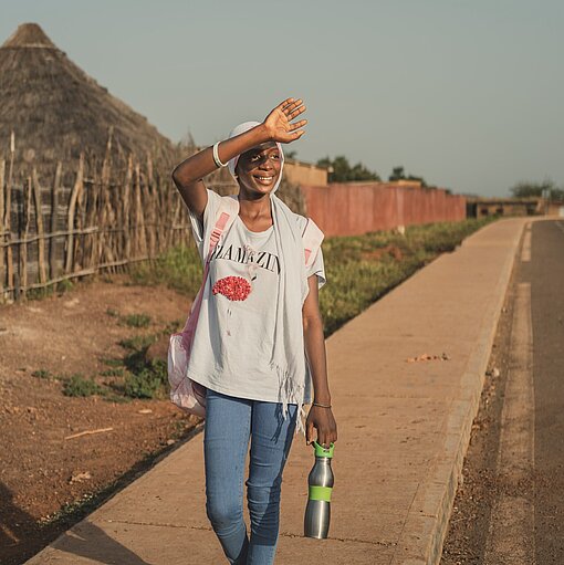 Fatou ist auf dem Heimweg von der Schule