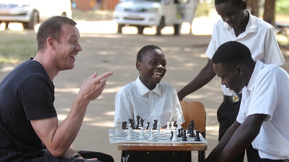 Felix Loch spielt mit Kindern in Malawi Schach