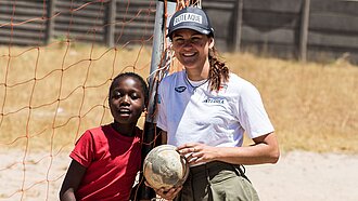 Luisa Görlich und ihr Patenkind Mercy mit Handball Luisa Görlich und ihr Patenkind Mercy mit Handball