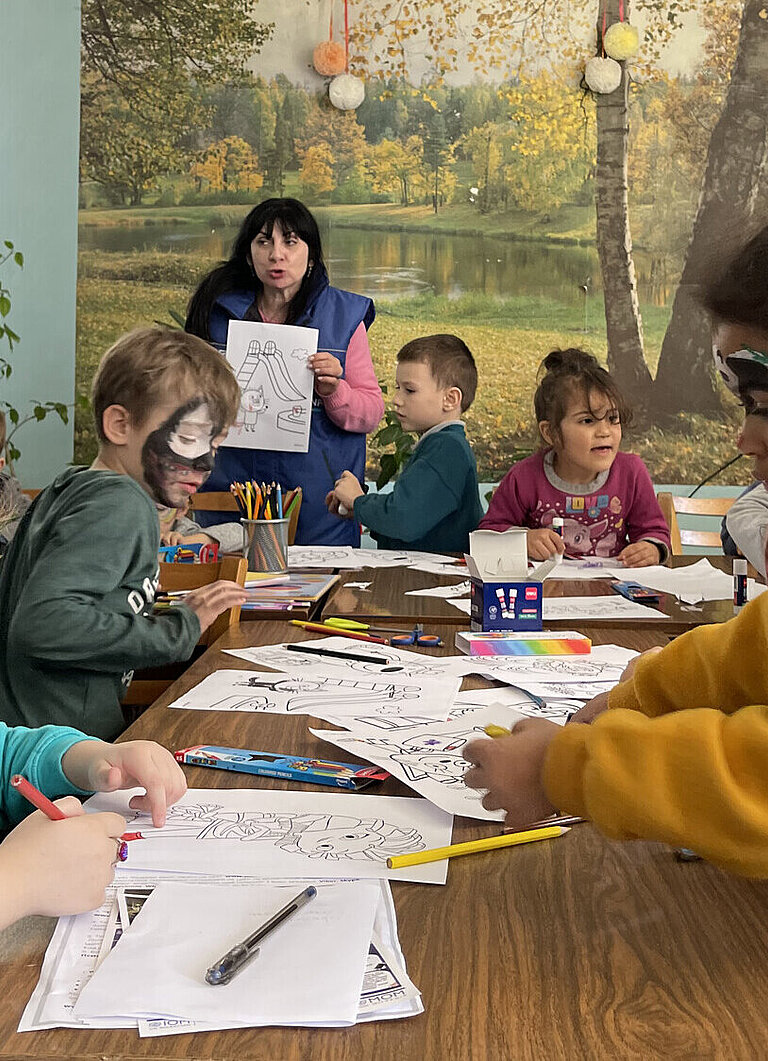 Geflüchtete Kinder malen gemeinsam