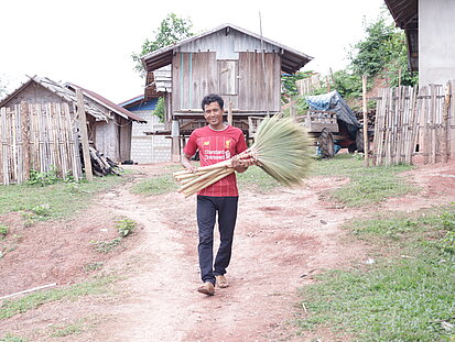 Landwirt aus Laos baut Besengras an 