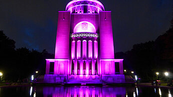 Pink angestrahltes Planetarium