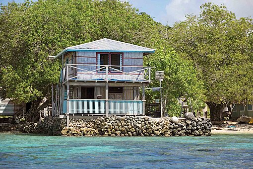 Ekin Haus auf Steinen am Strand