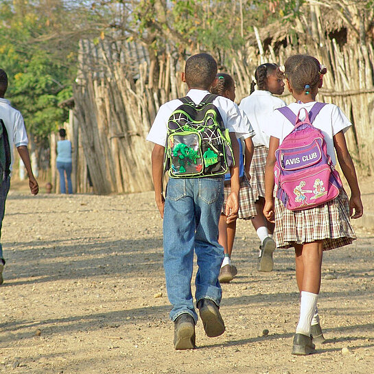 Kinder in Kolumbien auf dem Schulweg