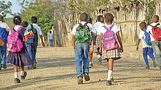 Kinder in Kolumbien auf dem Schulweg