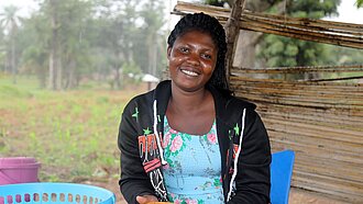 Christine verkauft Tchoukoutou, ein beliebtes lokales Bier, das aus Sorghum hergestellt wird Frau aus Togo mit selbst hergestelltem Bier