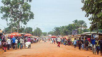 Menschen und Stände in Straßen von Bangui.