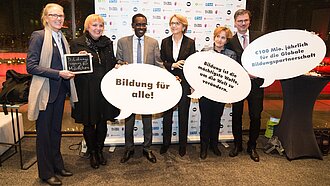 v.l.n.r.: Marion Lieser, Geschäftsführerin Oxfam Deutschland, Claudia Roth, Schirmfrau des Events & Vizepräsidentin des Deutschen Bundestages, S.E. Momar Gueye, Botschafter von Senegal in Deutschland, I.E. Anne-Marie Descôtes, Botschafterin von Frankreich in Deutschland Alice Albright, CEO Globale Bildungspartnerschaft, Stephan Exo-Kreischer, Direktor ONE Deutschland. © © Jonas Walzberg for Global Citizen