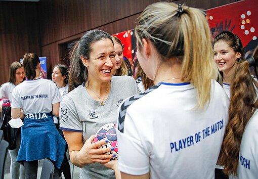 Zwei Handballerinnen im Gespäch