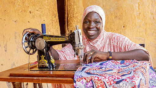 Nähmaschinen zur Herstellung von Binden Die 17-jährige Saratou näht Kleider bei Workshops bei ihr zuhause.