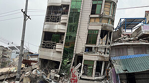 Umgestürztes Gebäude durch Erdbeben.