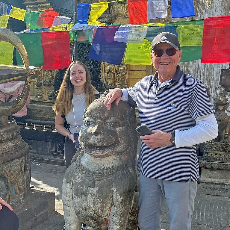 Drei Generationen an einem Tempel in Nepal
