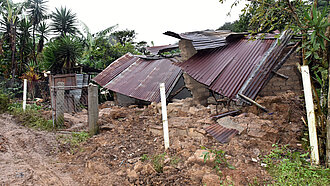 Ein zerstörtes Haus in einer ländlichen Gegend von Honduras