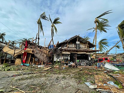 Ein zerstörtes Haus und die zerstörte Landschaft nach einem Taifun auf den Philippinen