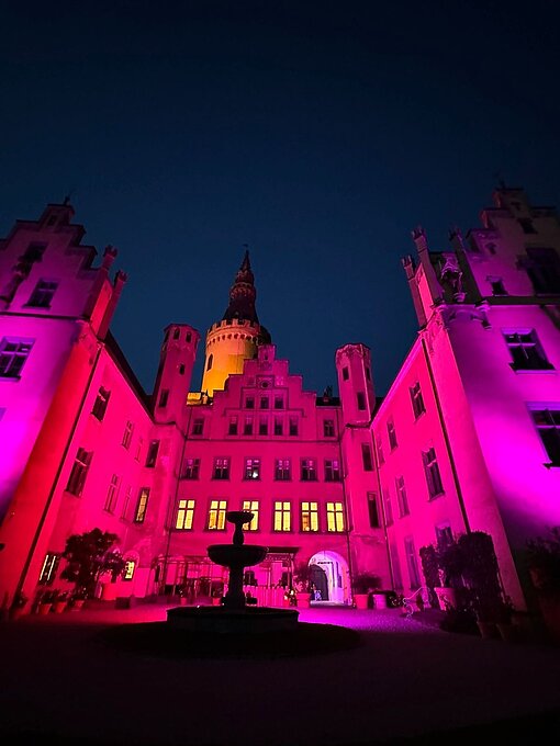 Pink beleuchtetes, altes Gebäude