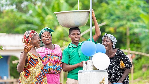 Lachende Frauen und Mann in Ghana