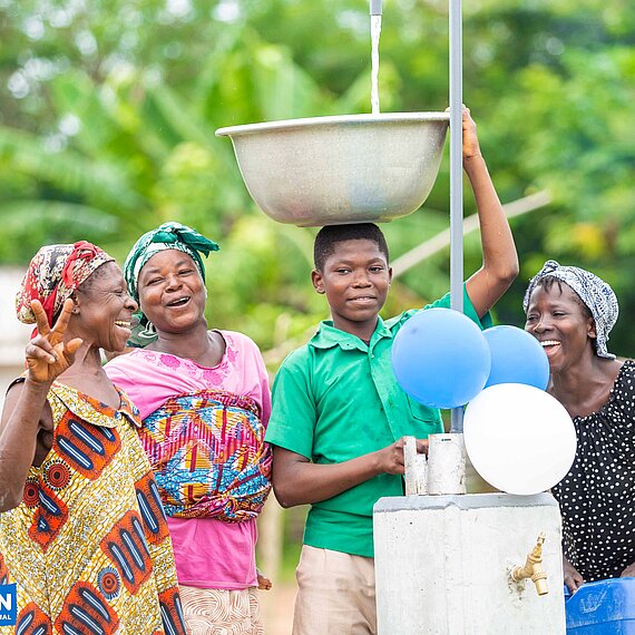 Lachende Frauen und Mann in Ghana