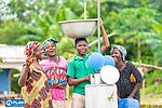 Lachende Frauen und Mann in Ghana