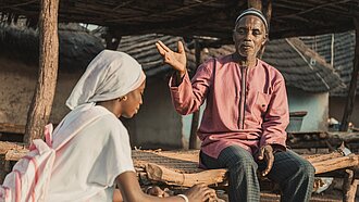 Bamba spricht mit seiner Tochter Fatou