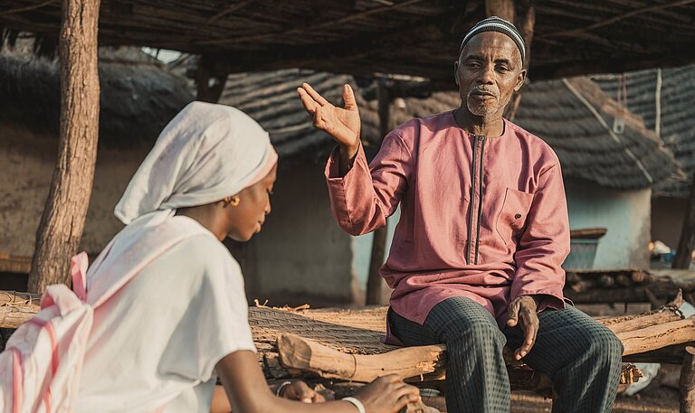 Bamba spricht mit seiner Tochter Fatou