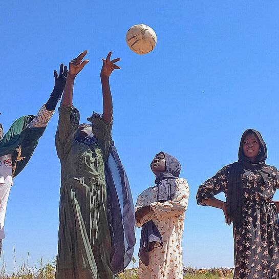 Mädchen aus Sudan spielen Volleyball