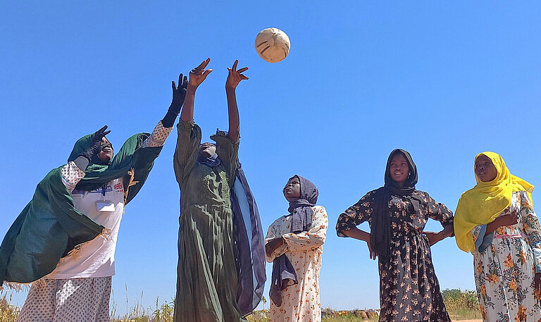 Mädchen aus Sudan spielen Volleyball