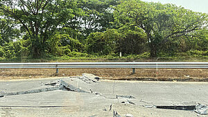 Straße, die durch Erdbeben aufgebrochen ist.