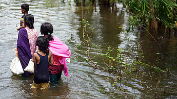 Kinder in überschwemmtem Gebiet in Bangladesh