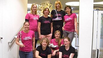 Diese Läuferinnen, darunter auch Plan-Geschäftsführerin Maike Röttger (hinten, 2. v.l.), gehen als Because I am a Girl-Team an den Start.