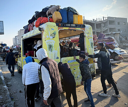 Familien nutzen einen alten Eiswagen, um ihr Hab und Gut vom Süden Gazas zurück in den Norden zu transportieren