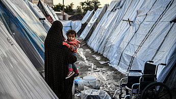 Mutter und Kind inmitten der Zelte in Rafah im südlichen Gazastreifen.