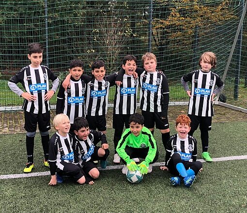 Teamfoto einer zehnköpfigen Fußballjugendmannschaft